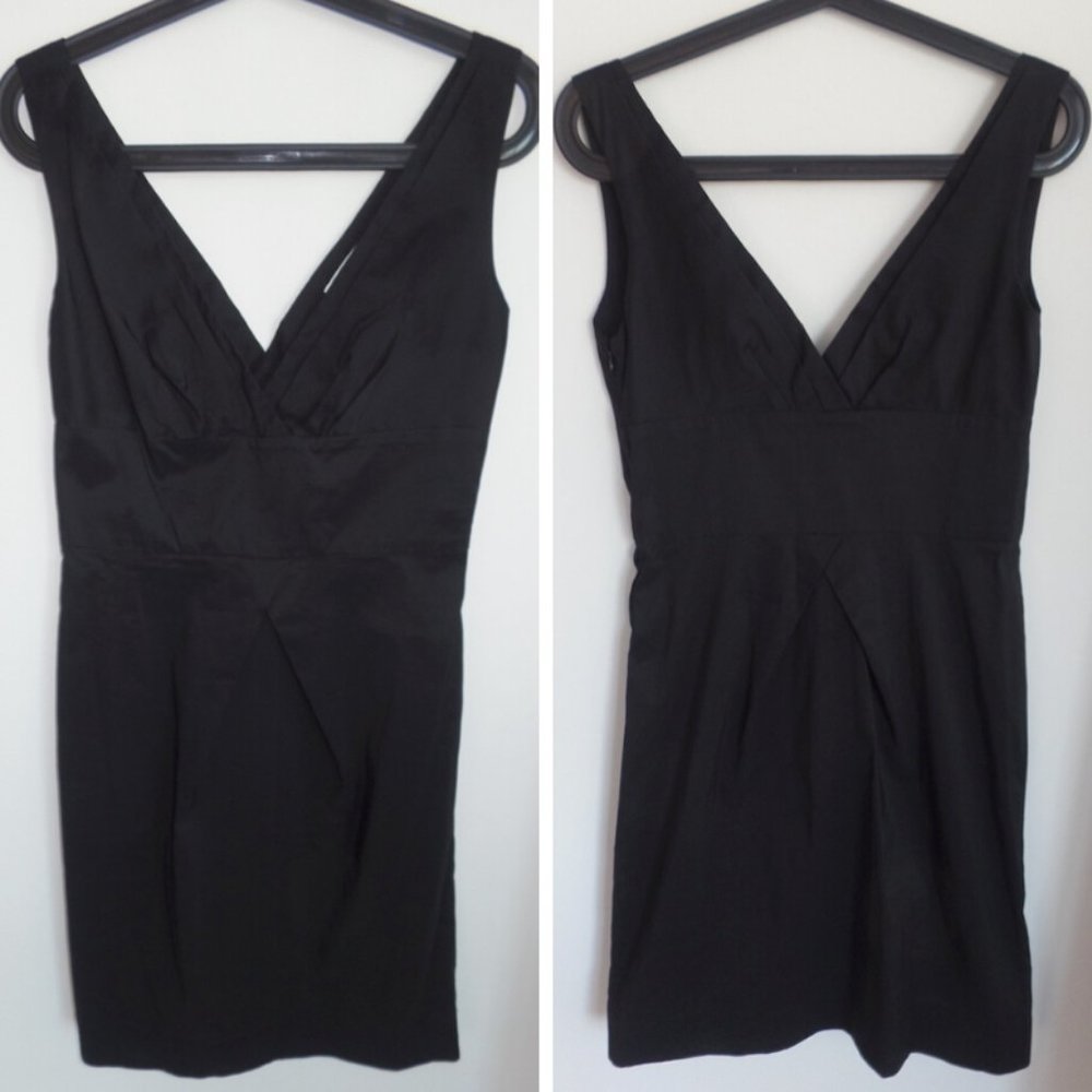 DIANE VON FURSTENBERG Classic Black V-Neck LBD